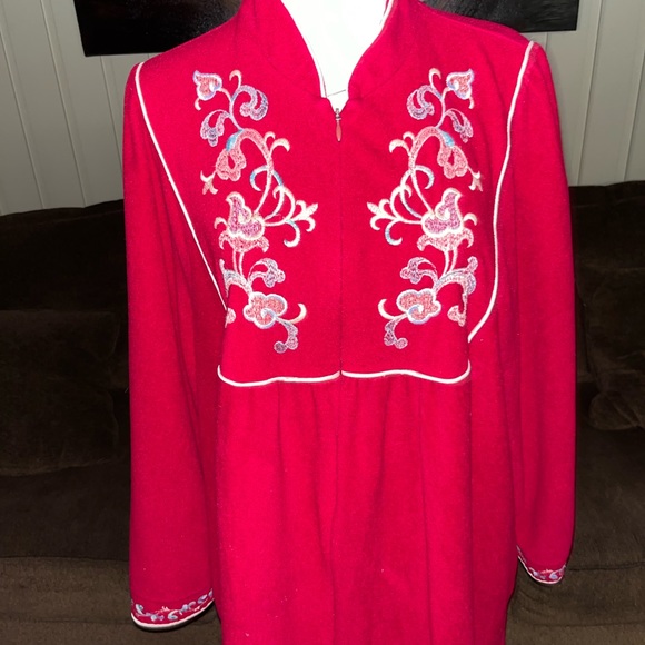 Vanity Fair • Vintage • 1970’s • Large • Burgundy • Floral • Embroidery • Robe - Picture 2 of 13